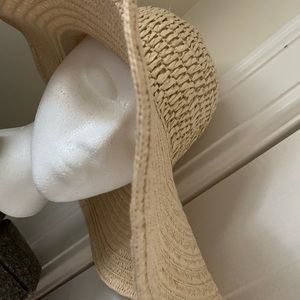 Women’s summer hat in beige by August T